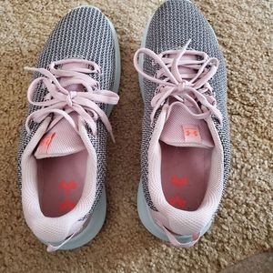 Tennis shoes